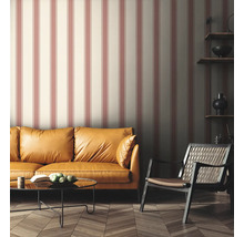 Salon avec papier peint à rayures, canapé et fauteuil