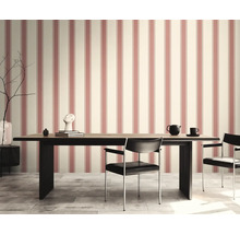 Salle à manger avec papier peint rayé, table et chaises.