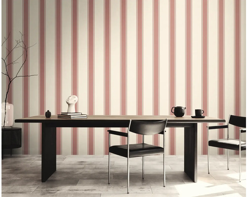 Salle à manger avec papier peint rayé, table et chaises.