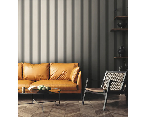 Salon avec papier peint rayé, canapé, fauteuil et table basse