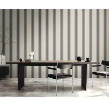 Salon avec papier peint rayé, table à manger et chaises