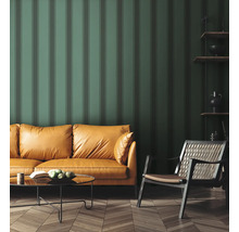 Salon avec canapé, fauteuil, table basse et papier peint rayé