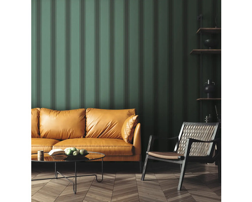 Salon avec canapé, fauteuil, table basse et papier peint rayé