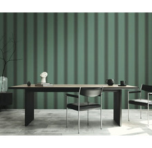 Salle à manger avec papier peint rayé, table à manger et chaises