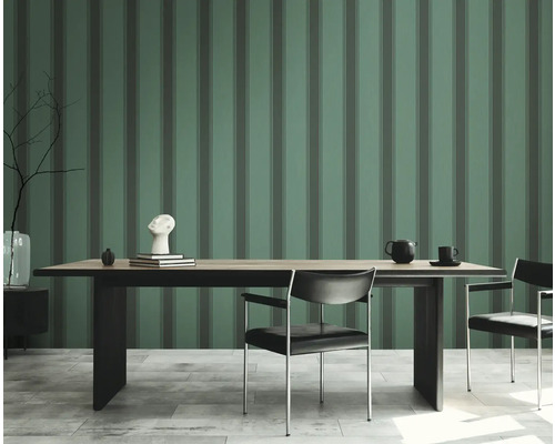 Salle à manger avec papier peint rayé, table à manger et chaises