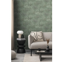 Salon avec canapé, table et papier peint vert à motifs de feuilles