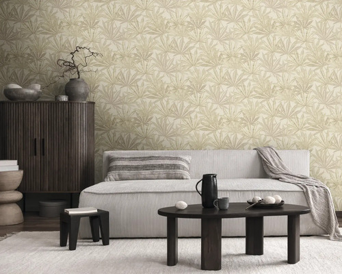 Salon avec papier peint à motifs, canapé, armoire et table basse