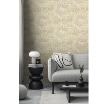 Salon avec canapé gris et papier peint à motifs végétaux