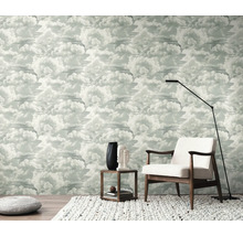 Aménagement intérieur avec papier peint nuages, fauteuil, table d''appoint et lampadaire