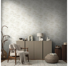 Salon avec fauteuil, commode et décoration murale pour une ambiance élégante