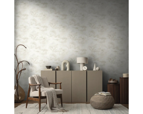 Salon avec fauteuil, commode et décoration murale pour une ambiance élégante