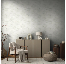 Exemple d''aménagement avec un fauteuil, une armoire et un papier peint à motifs dans une pièce à vivre.