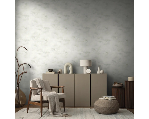 Exemple d''aménagement avec un fauteuil, une armoire et un papier peint à motifs dans une pièce à vivre.