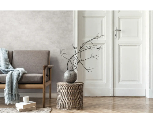 Scène de salon avec canapé, table d''appoint, vase et décoration