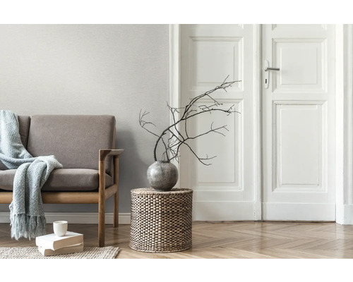 Scène de salon avec canapé, table d''appoint et décoration