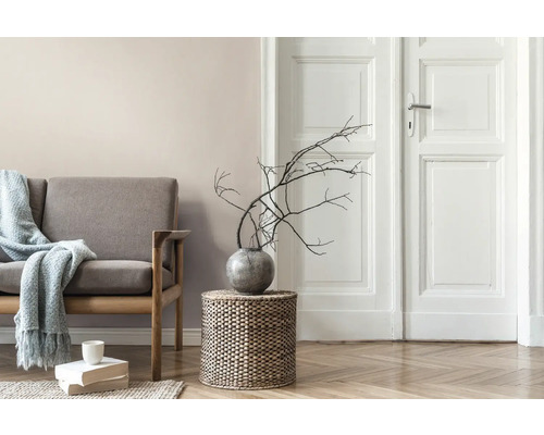 Salon avec canapé, table d''appoint avec décoration et parquet.