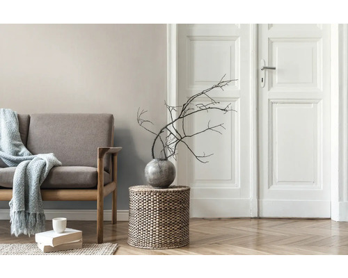 Salon avec canapé, table d''appoint avec décoration et parquet.