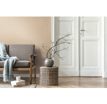 Scène de salon avec canapé, table d''appoint avec décoration et plancher en bois