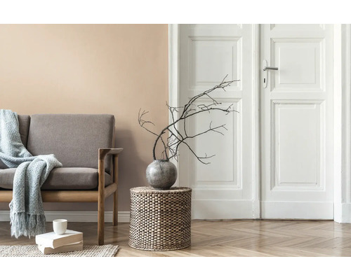 Scène de salon avec canapé, table d''appoint avec décoration et plancher en bois