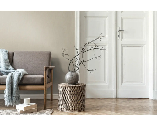 Salon avec canapé, table d''appoint et décoration