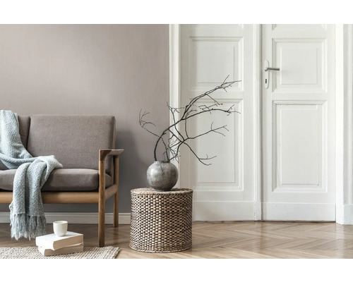 Salon avec canapé, table d''appoint et décoration