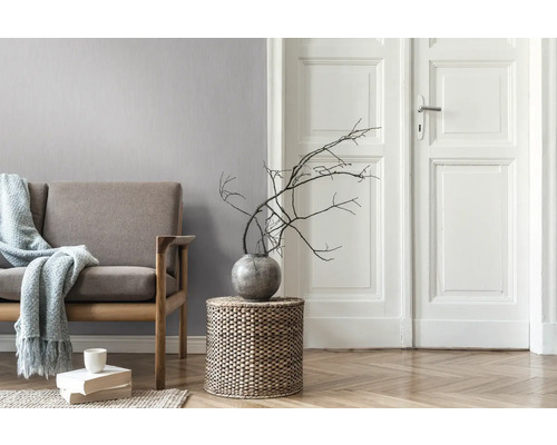 Scène de salon avec canapé, table d''appoint et décoration