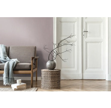 Dekoratives Wohnzimmer mit Sofa, Tisch und Vase mit Ästen