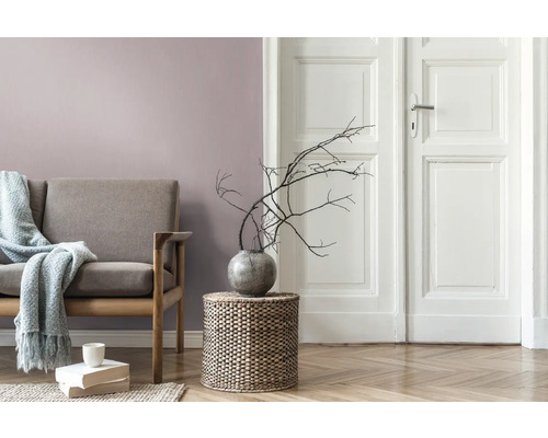 Salon décoratif avec canapé, table et vase avec des branches