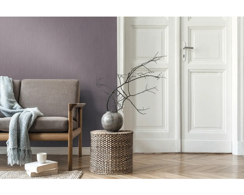 Salon avec canapé, table d''appoint et décoration pour une ambiance cosy.