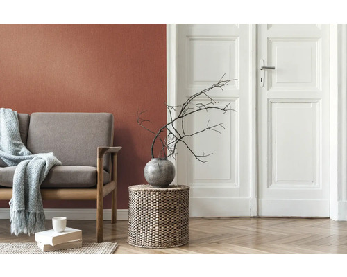 Salon avec canapé, table d''appoint et décoration dans une ambiance lumineuse et chaleureuse.