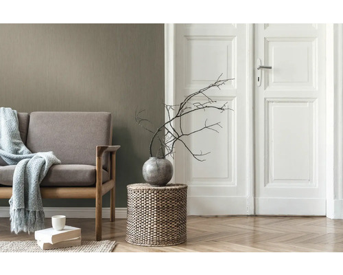 Salon avec canapé, table d''appoint en osier et porte blanche