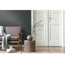 Salon avec canapé, table d''appoint, vase avec branches et parquet