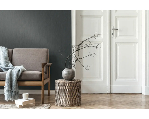 Salon avec canapé, table d''appoint, vase avec branches et parquet