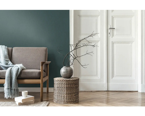 Scène de salon avec canapé, table d''appoint, décoration et portes en bois