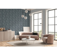 Salon avec canapé, fauteuil, table basse, commode et papier peint structuré