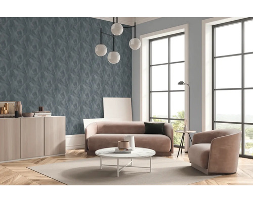 Salon avec canapé, fauteuil, table basse, commode et papier peint structuré