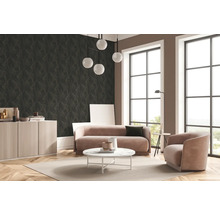Salon avec canapé, fauteuil, commode et papier peint à motifs