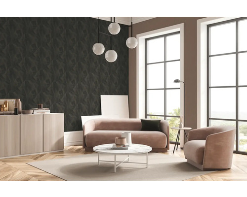 Salon avec canapé, fauteuil, commode et papier peint à motifs