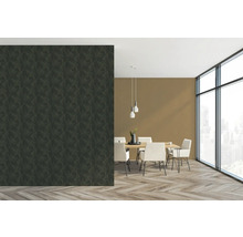 Salle à manger avec table à manger, chaises et un mur avec du papier peint texturé