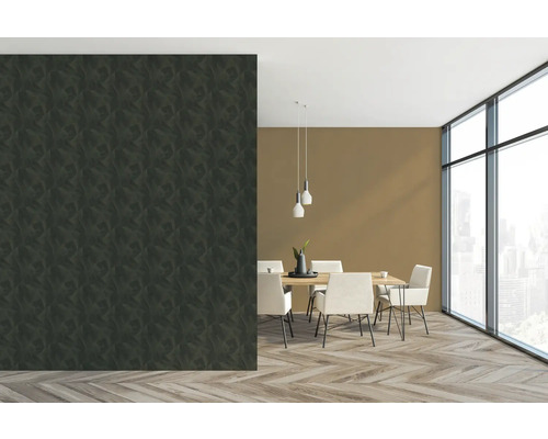 Salle à manger avec table à manger, chaises et un mur avec du papier peint texturé