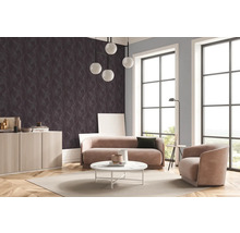 Wohnzimmer mit Sofa, Sessel, Tisch und gemusterter Tapete