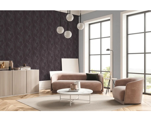 Salon avec canapé, fauteuil, table et papier peint à motifs