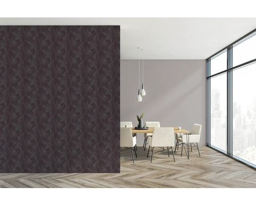 Une salle à manger avec un papier peint à motifs et une table à manger avec des chaises