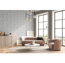 Salon moderne avec papier peint géométrique, canapé et fauteuils