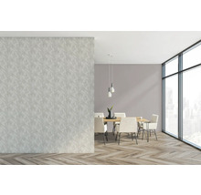 Salle à manger avec table à manger, chaises, suspensions, grande fenêtre et papier peint à motifs