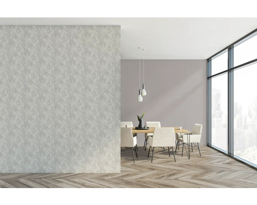 Salle à manger avec table à manger, chaises, suspensions, grande fenêtre et papier peint à motifs