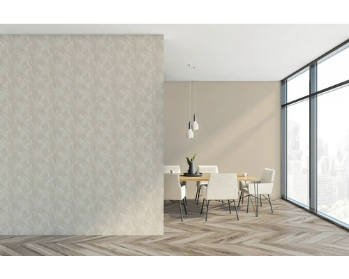 Salle à manger lumineuse avec table, chaises et grande fenêtre