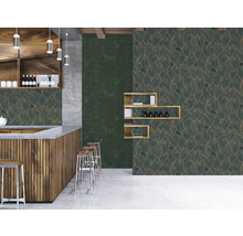 Intérieur avec bar, étagères en bois et papier peint vert à motif de feuilles