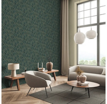 Salon avec papier peint à motif de feuilles vertes, canapé, fauteuil et tables d''appoint.