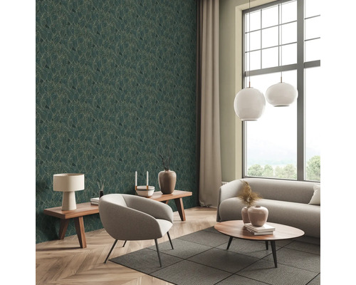 Wohnzimmer mit grüner Blattmuster-Tapete, Sofa, Sessel und Beistelltischen.